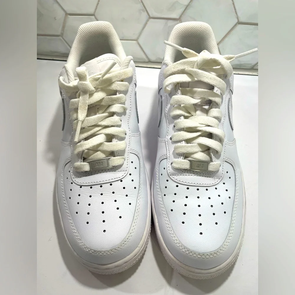 Nike Air Force 1 Low Sneakers Size 10 White Woman's DD8959-100 Great Shape